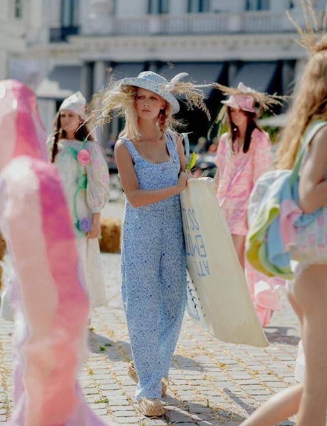 服装|背带裤的潮流风又吹回来了,别老穿普通的牛仔背带裤了,试试这些