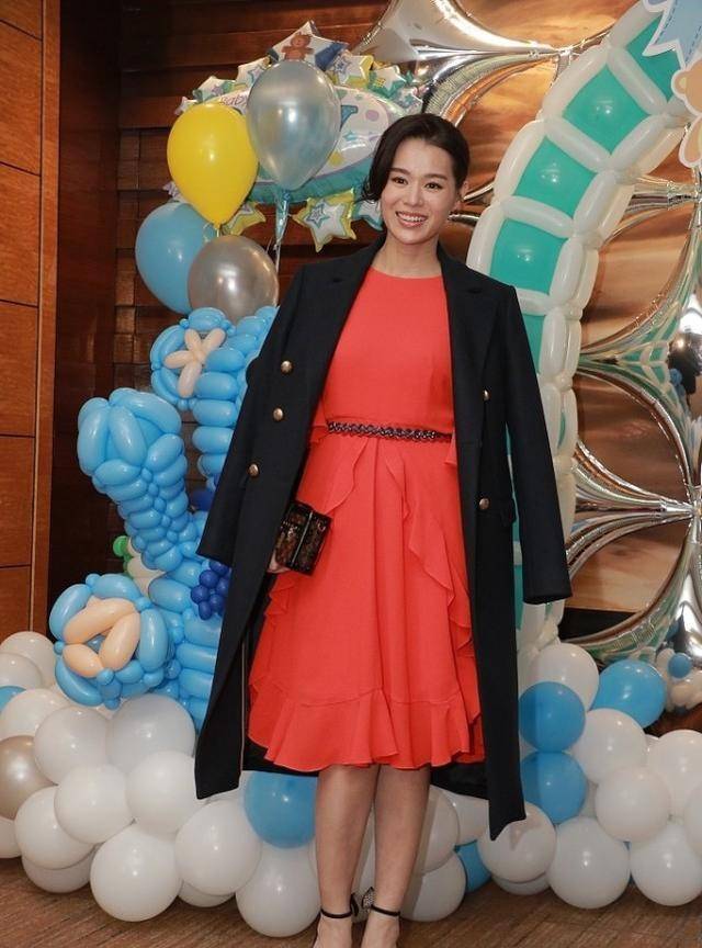 黑色|胡杏儿为捞金挺7月孕肚走机场，轻装上阵有经验，看不出是第三胎