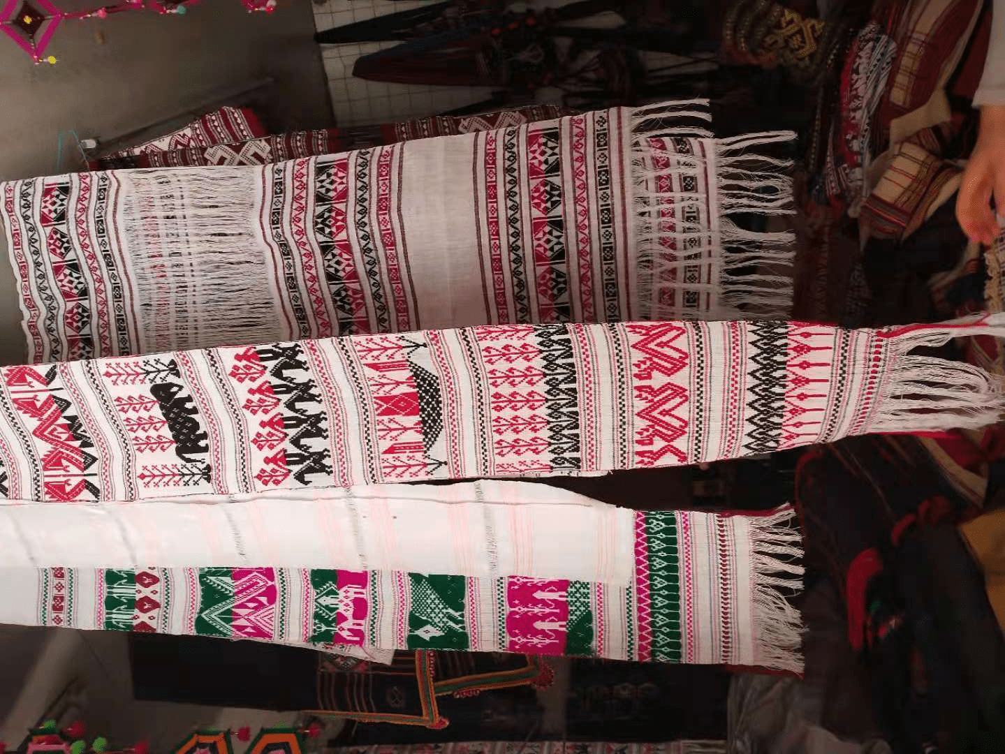 每种图案的色彩,纹样都有具体内容,如喜欢织红颜色的筒裙是为了纪念