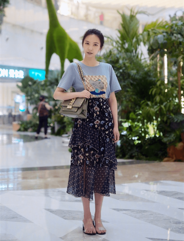 图案|离开裤子的T恤,搭“半身长裙”更洋气显瘦