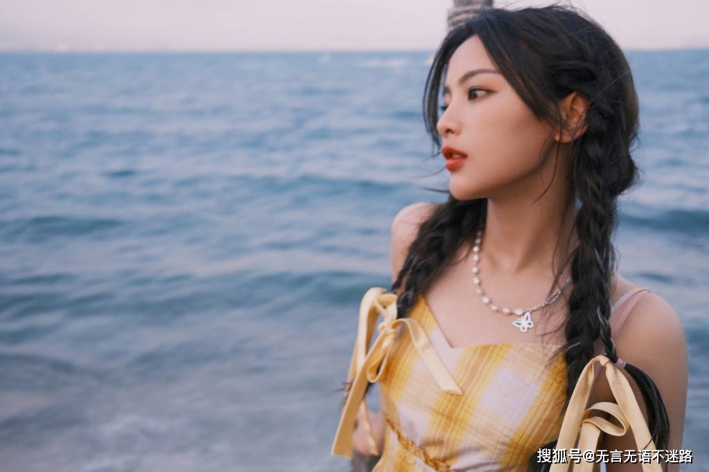 林木|杨超越,户外林木间,甜美可人清新养眼