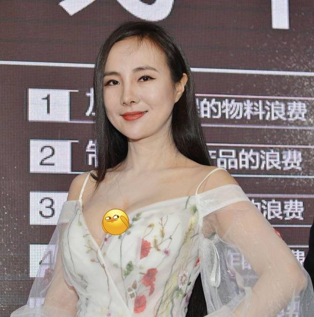 干露露的身材不服不行,穿一袭轻纱吊带裙,虽有曲线却不显得低俗