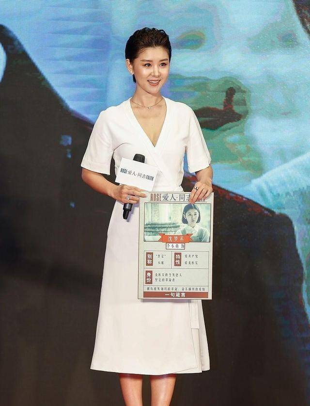 王雷|王雷和妻子李小萌真恩爱，两人都是一身黑的打扮，不愧是一家子