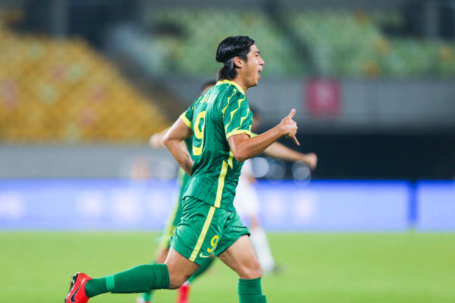 高清图:国安4-2申花 张玉宁闪电破门开心庆祝