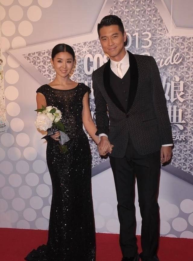 王雷|王雷和妻子李小萌真恩爱，两人都是一身黑的打扮，不愧是一家子