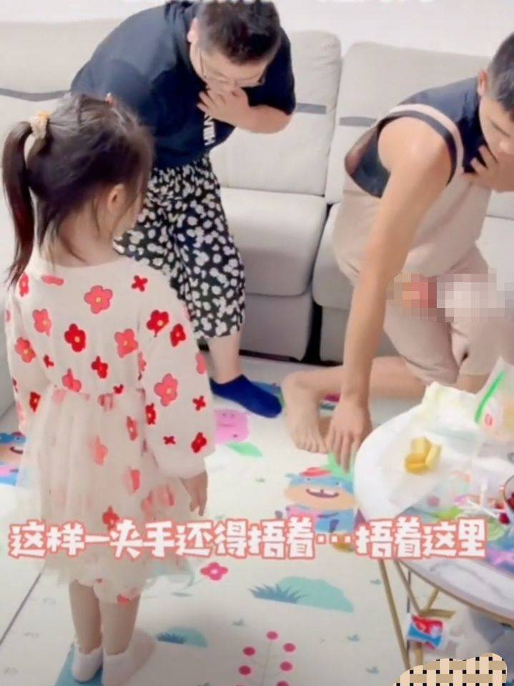 反面教材|千万不要像妈妈那么坐，两哥哥拿妈妈当反面教材教妹妹如何当淑女