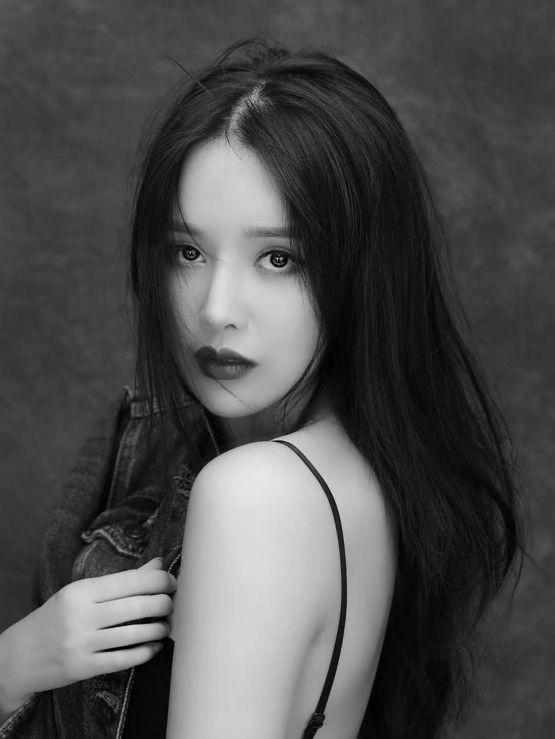 艺人高溜回忆杀 黑白色系写真组图【1】