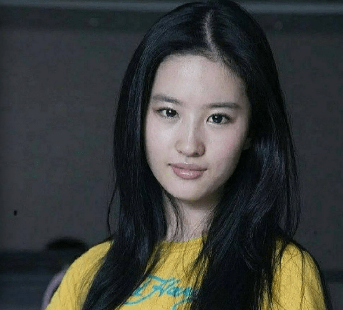 刘亦菲黑长直旧照曝光 无滤镜颜值依旧在线