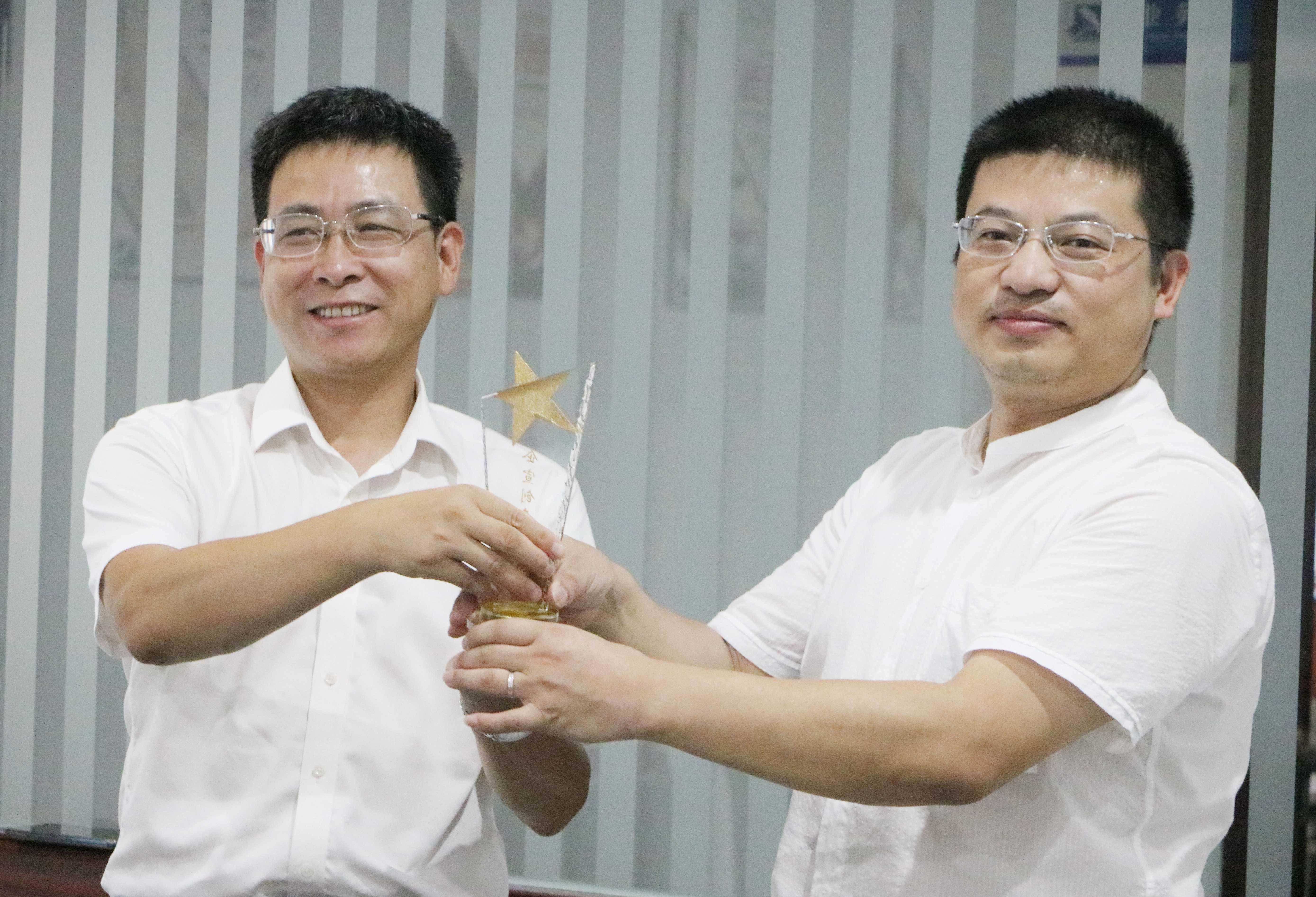 安徽深蓝医疗科技股份有限公司董事长张超先生为夺冠部门颁奖