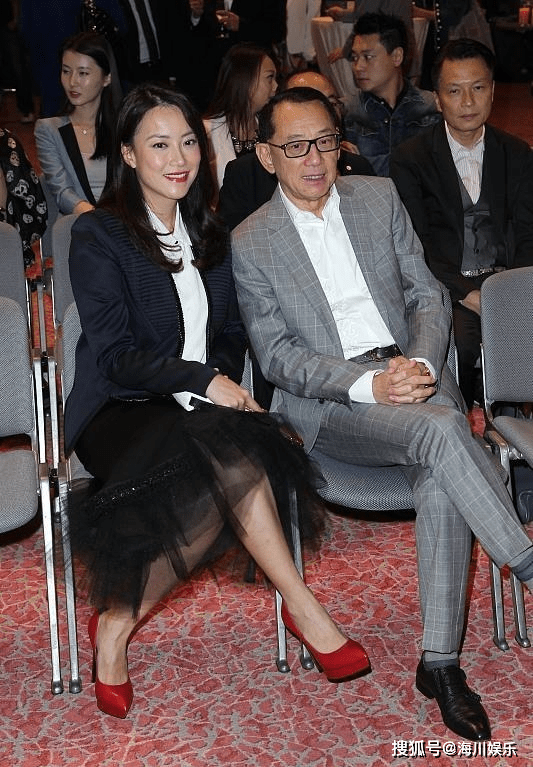 黑色|霍汶希不愧是“最美经纪人”，穿黑裙和杨幂拍照，气场颜值都不差