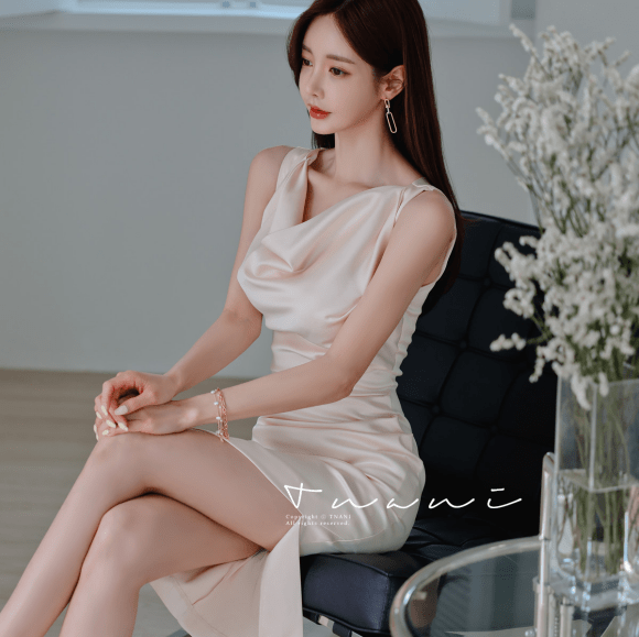 真丝|女神孙允珠高清时尚搭配：爱丁堡缀花夏桂奶茶真丝衣裙