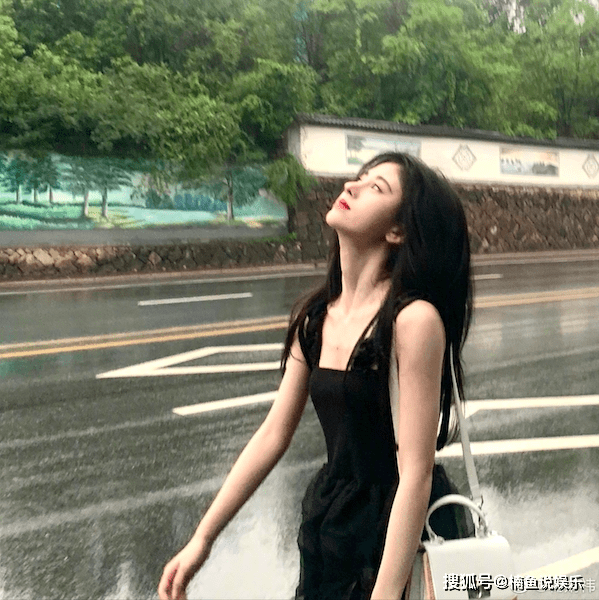 长发|鞠婧祎腰部线条好迷人！长发飘飘小蛮腰抢镜，私服穿搭像小仙女