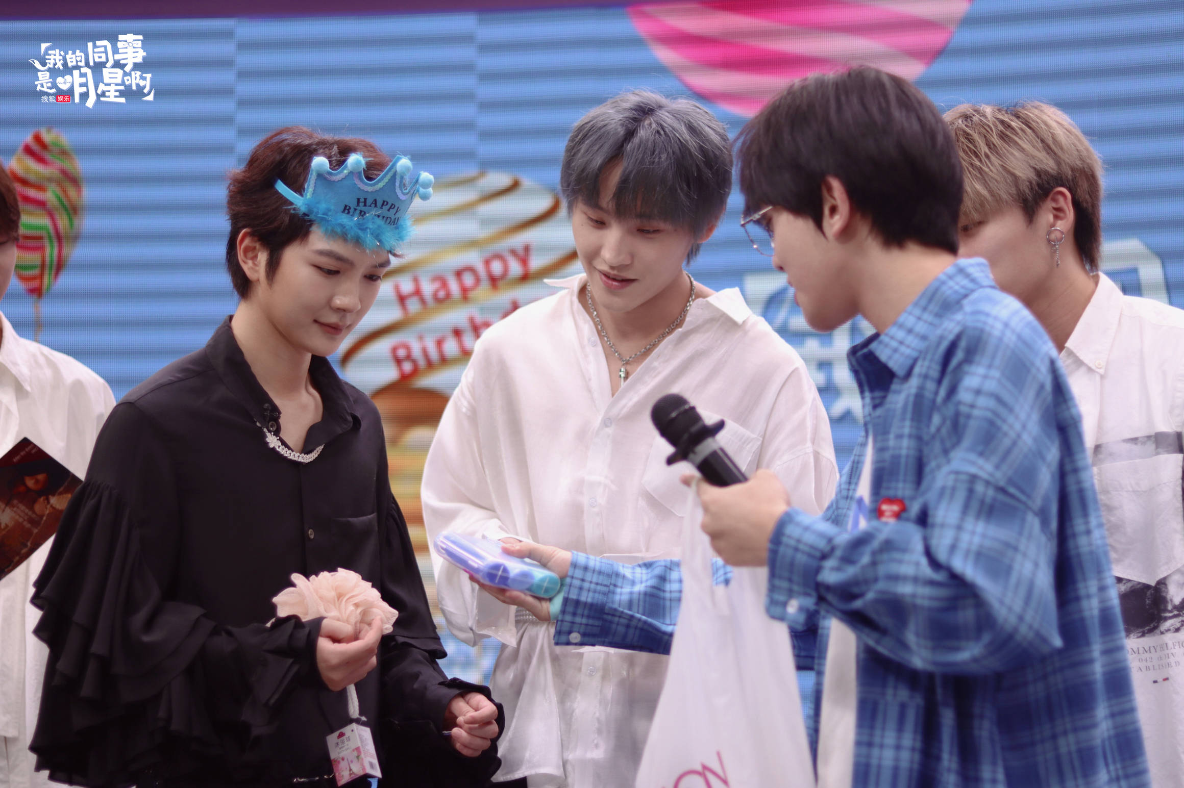 闯人团建为何屹繁庆生 好友亮相猜词游戏爆笑全场