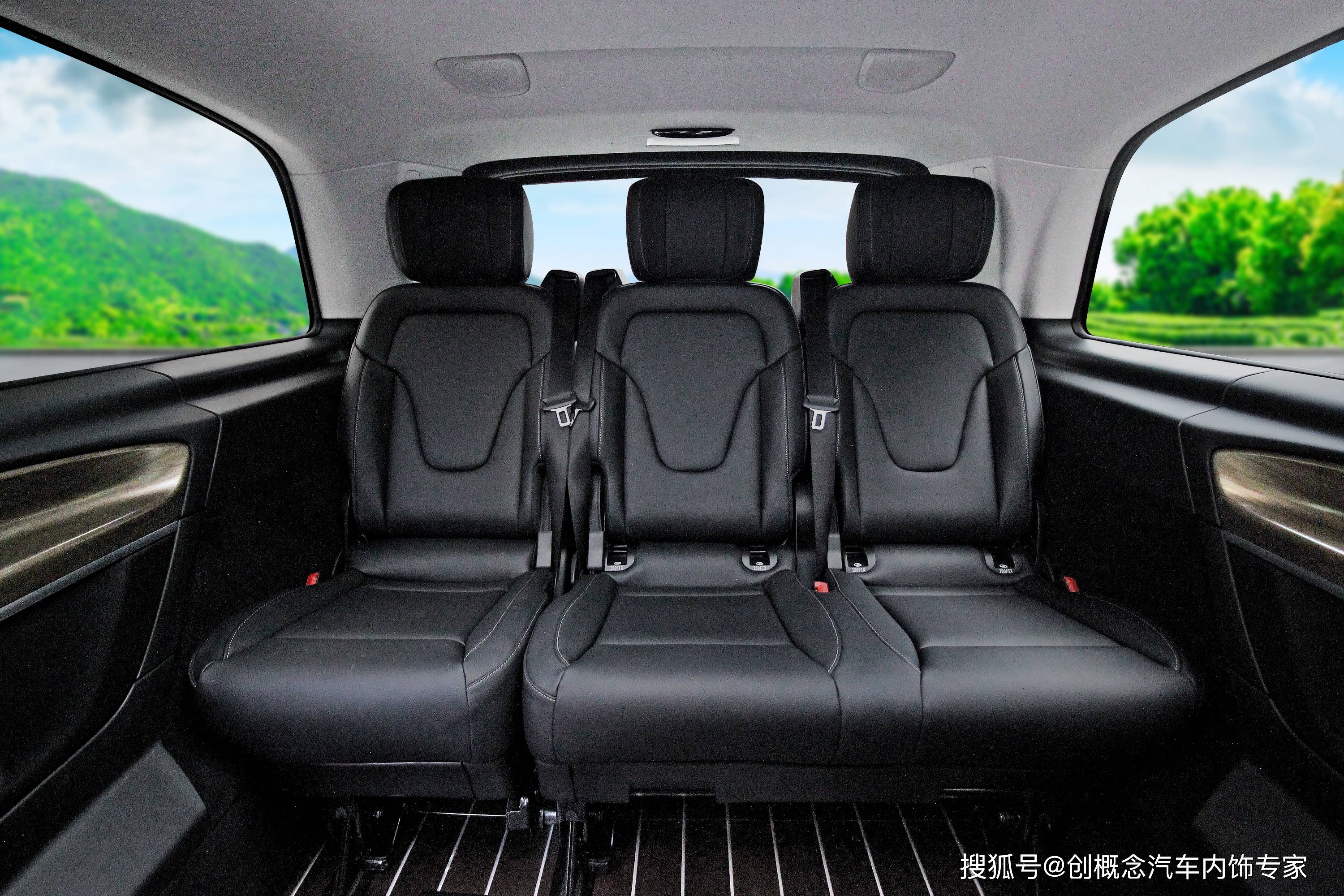 深圳奔驰v260l七座无隔断内饰改装黑色古典风格高端舒适