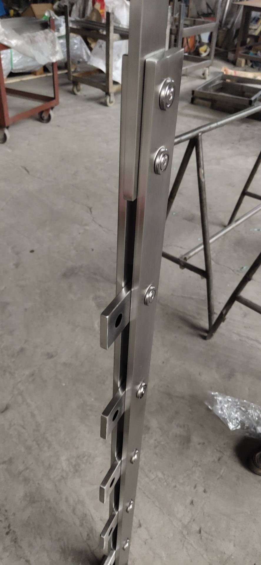 赛凌斯不锈钢圆管立柱火速推进乐清正泰物联网项目