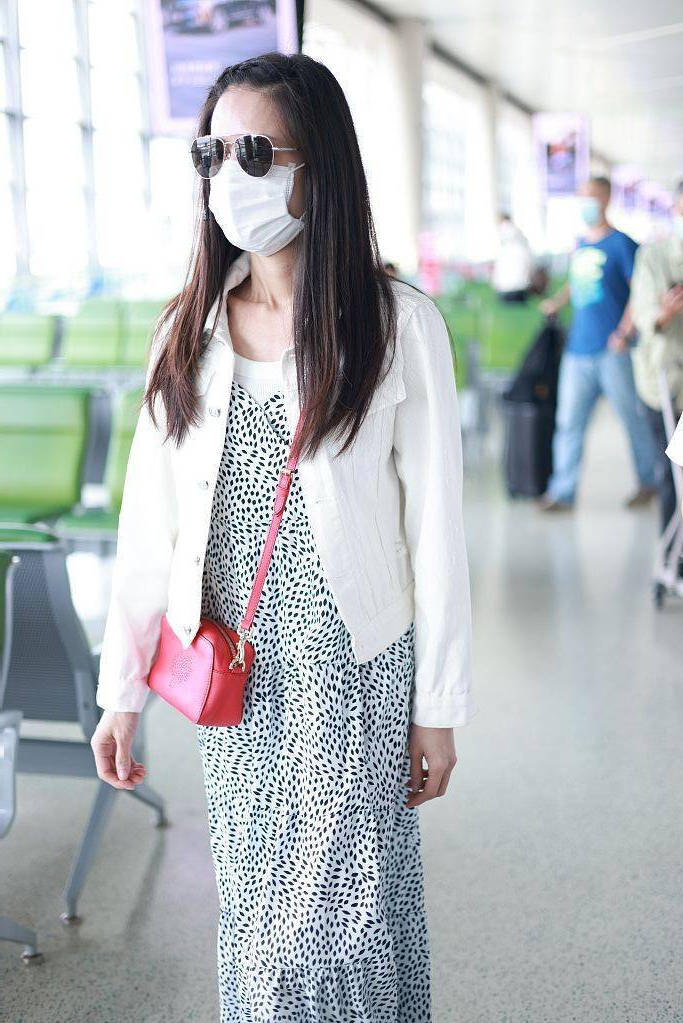 显高|李若彤穿黑白波点裙外搭白色牛仔外套 红色相机包时髦减龄