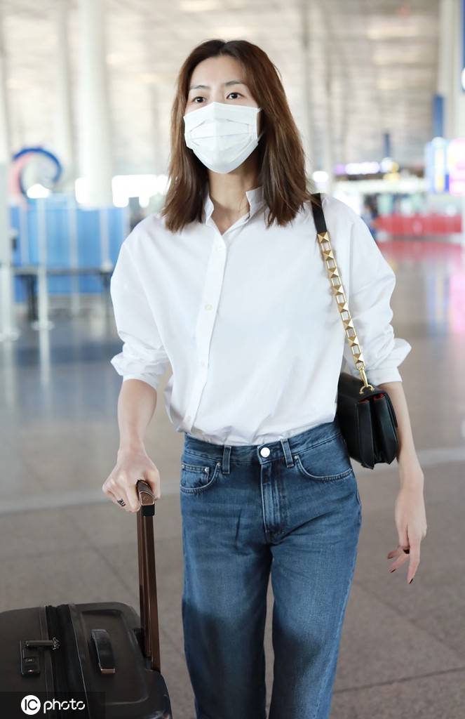 刘雯身穿白衬衫搭配牛仔裤干净清爽