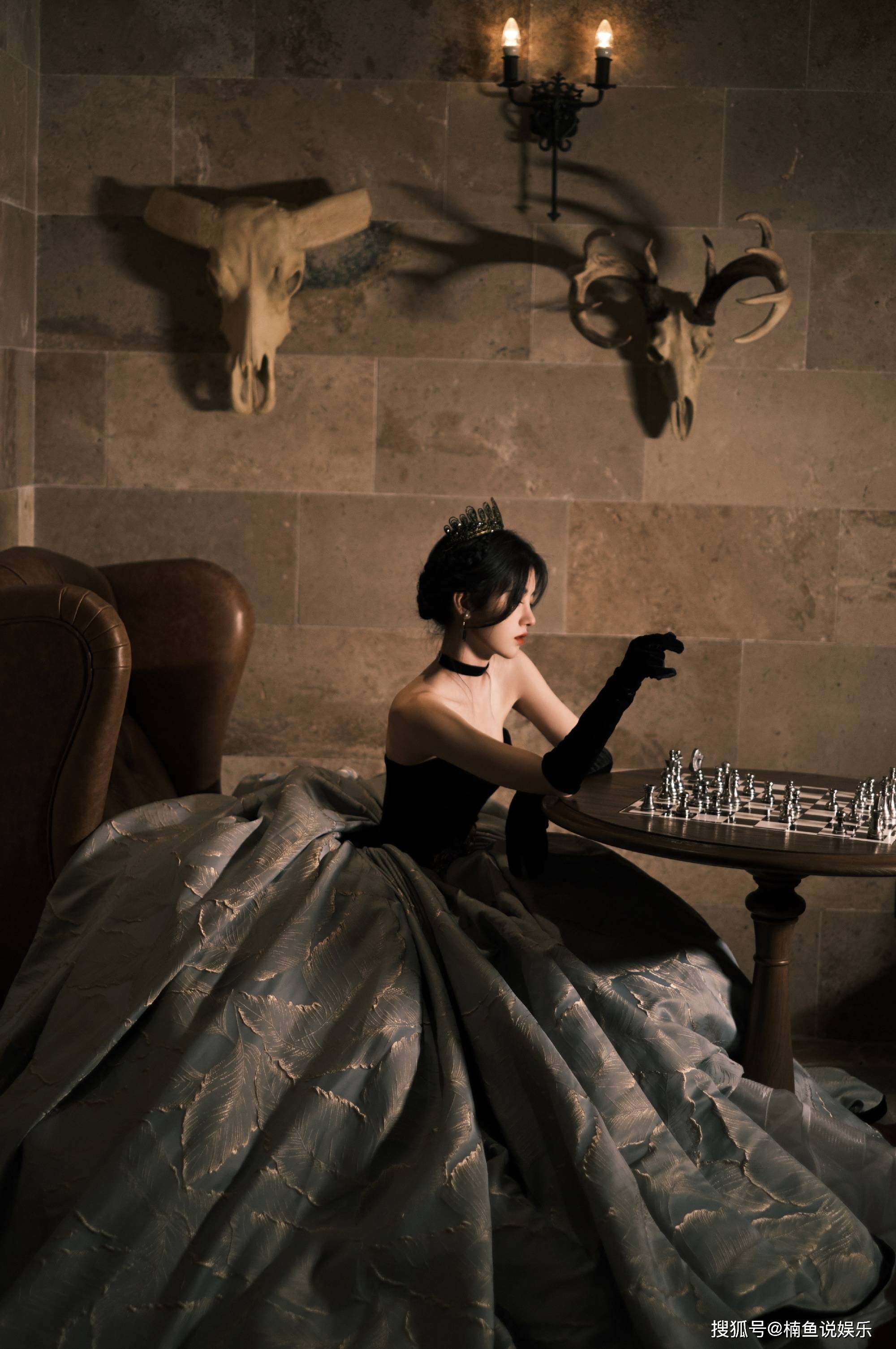 原创鞠婧祎出场好惊艳穿抹胸裙大秀香肩法式风情宛如古堡里的公主