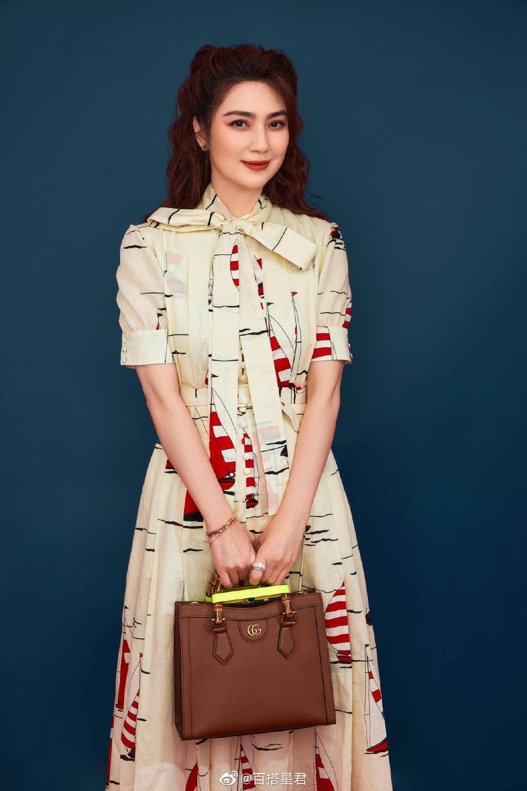 年代|复古港风再度来袭，女明星们都爱的风格，竟然全靠这个单品？