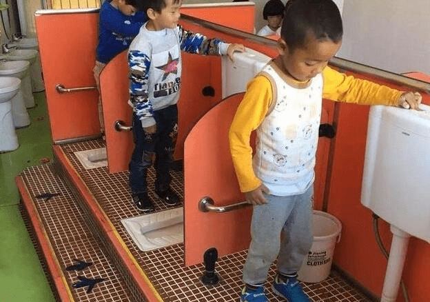 现实|为什么大多幼儿园厕所不分男女？老师给出三个理由，后两种很现实
