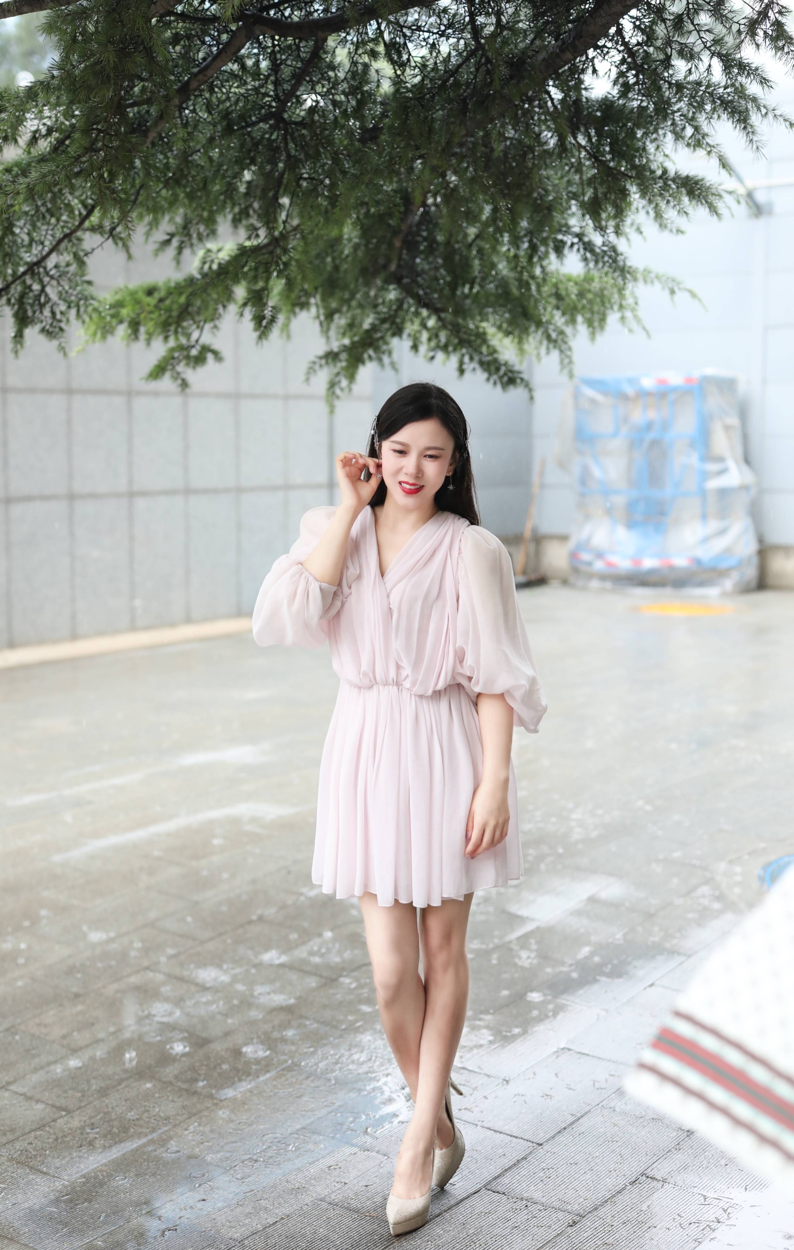 最美外交女主持人刘美希裙装look上线