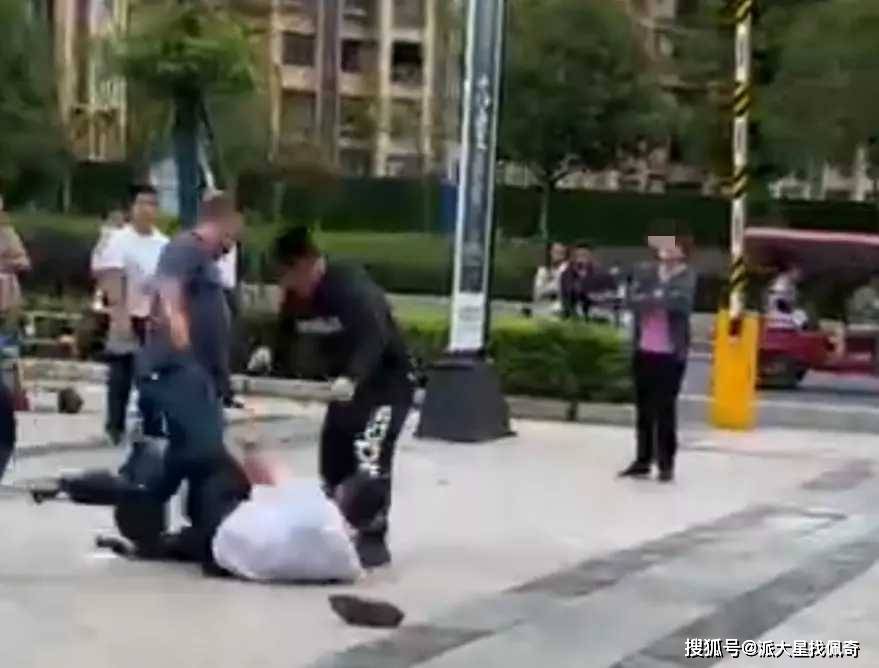 原创四川宜宾：大妈保安互扇耳光“警方：四男子围殴保安涉嫌寻衅滋事被刑拘