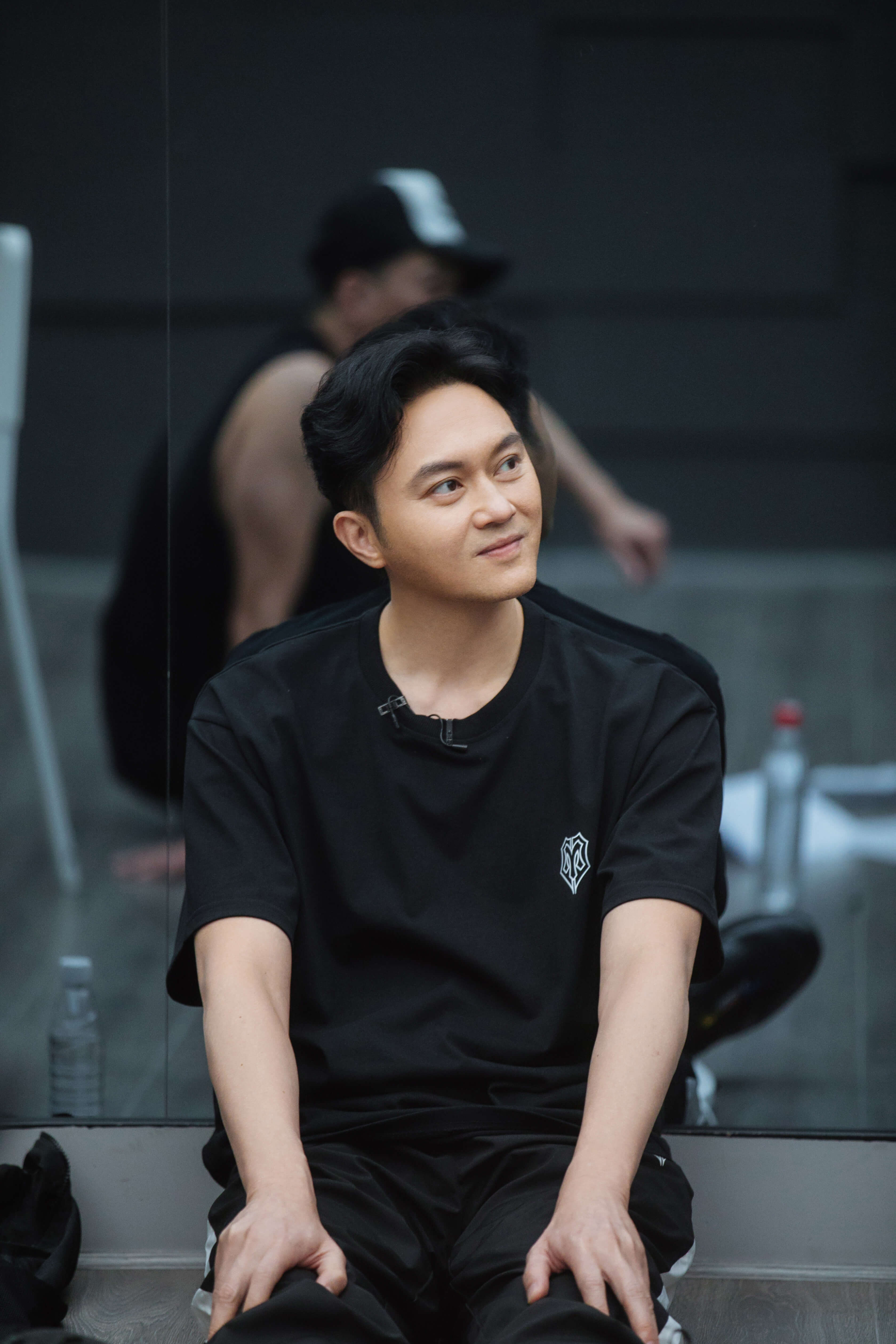 披荆斩棘的哥哥大湾区哥哥练习室显调皮心性赵文卓手拿雨伞挑战舞蹈