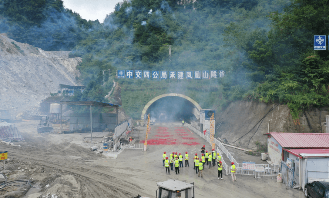 鳳凰山隧道為特長隧道,右線全長3525米,左線全長3518米,雙向六車道