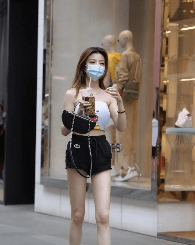 米老鼠|美女穿“米老鼠”出门逛街，真是复古时尚两不误