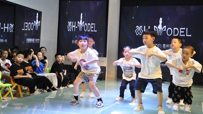 少儿|“”拥抱梦想 共赢未来”H-MODEL福建鳌峰东百旗舰店开业