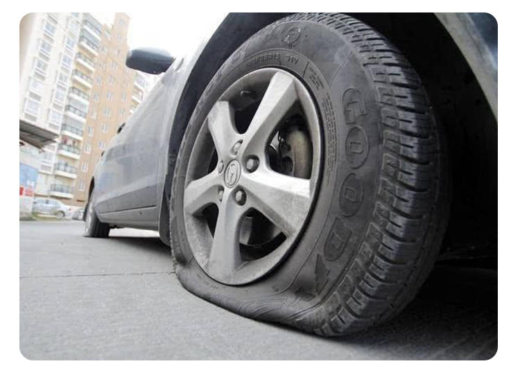 你们想看的汽车轮胎被钉子扎破到底要不要拔出来千万别慌张下手