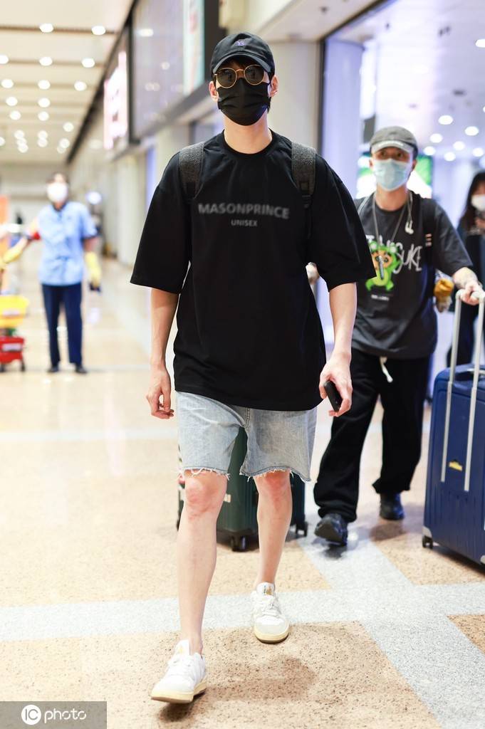 魏大勋身穿黑t搭配牛仔短裤高大帅气