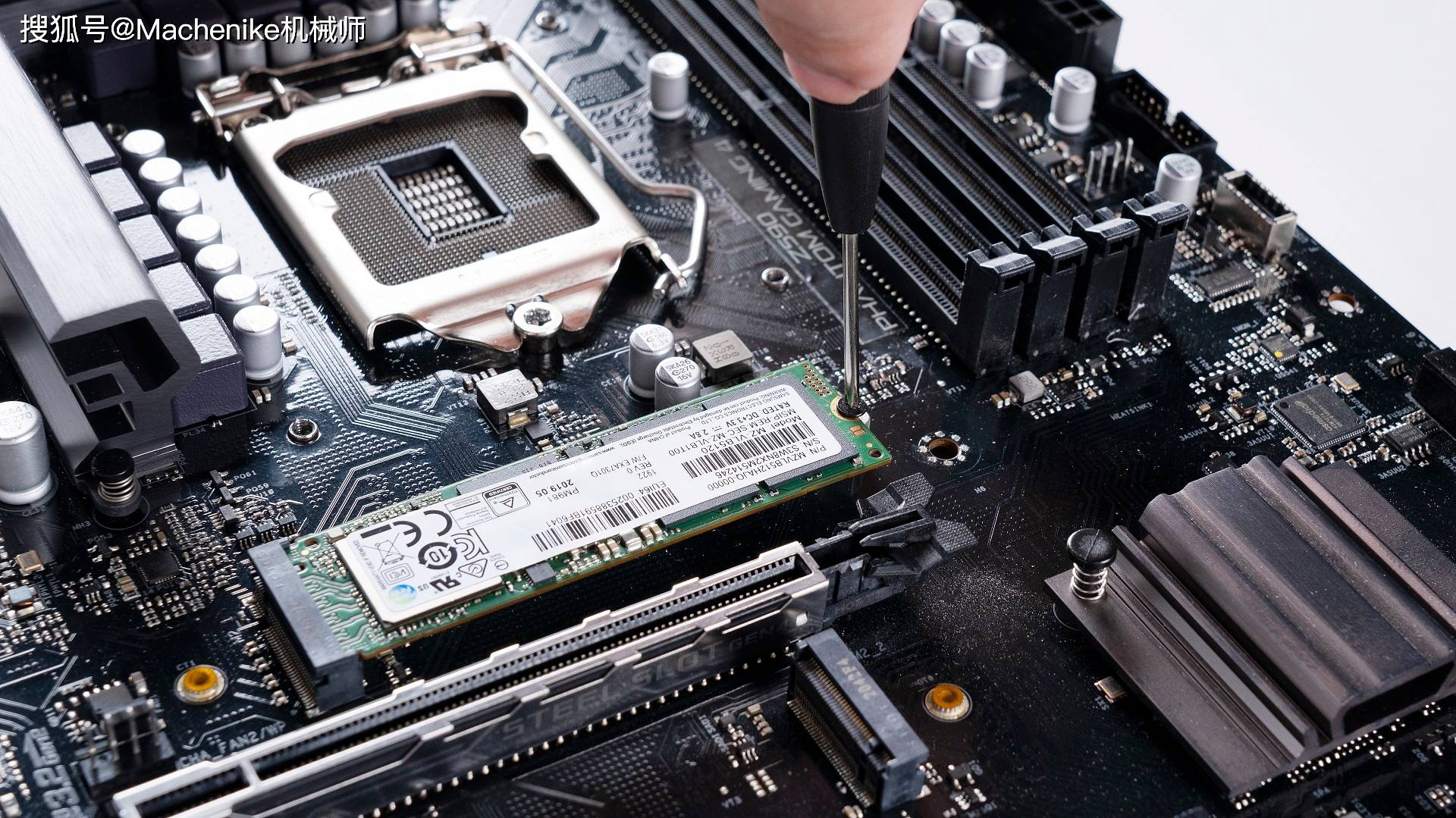 2固态硬盘与主板m.2插槽防呆口,平行将m.2固态硬盘插入【m.