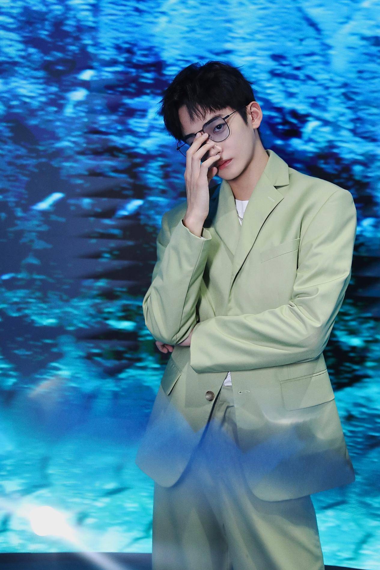 丁嘉文现身gentlemonster北京限时空间 解读多元自我风格