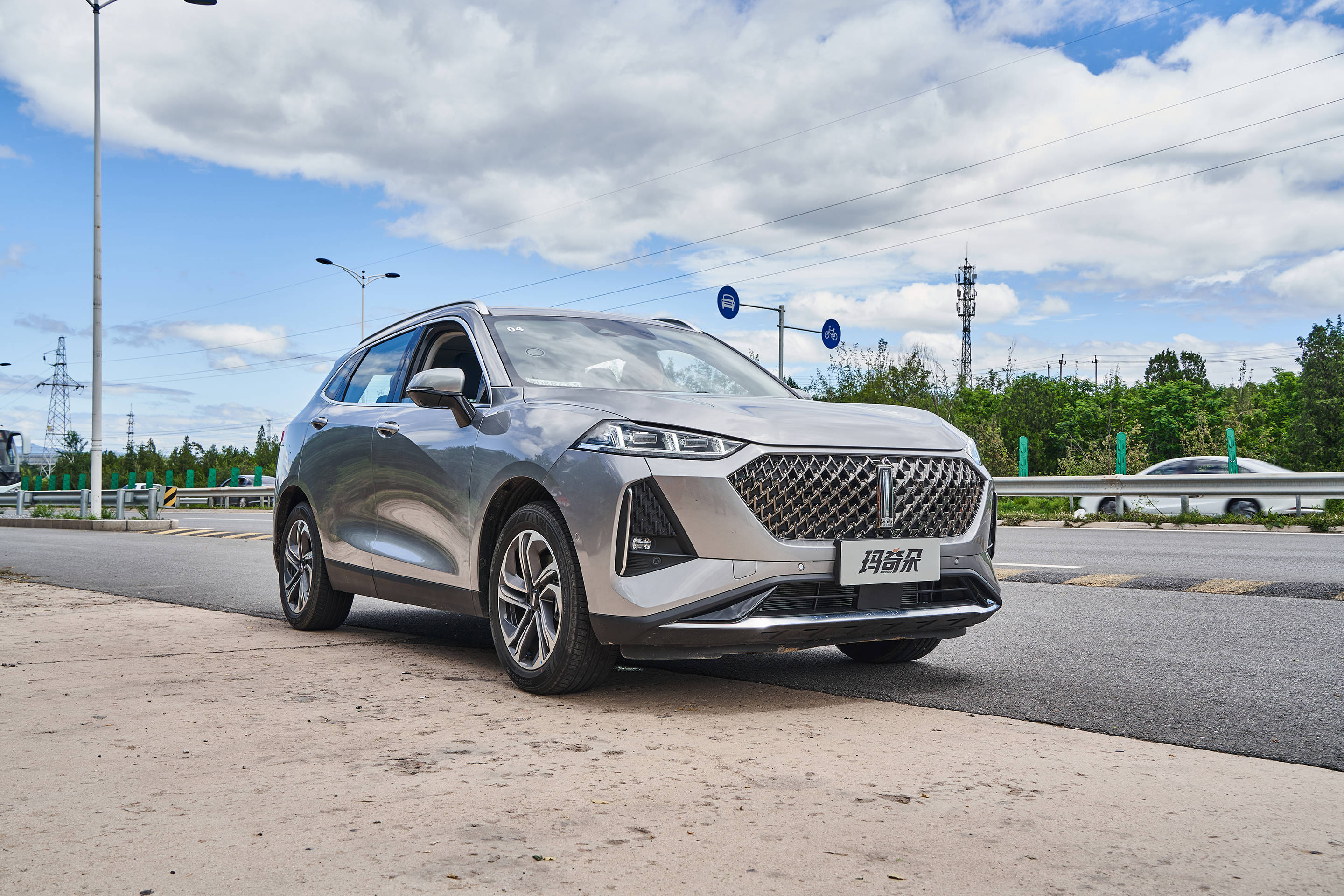 来到风景秀丽的北京郊区延庆试驾wey玛奇朵车型,试驾车辆的颜色是