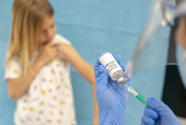为何新冠疫苗还不能给12岁以下儿童接种？FDA：在等试验数据_成年人