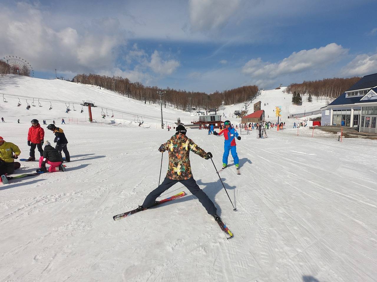 向来宾介绍雪场情况,交通信息,美食等冬季旅游资源,手稻滑雪场在首钢