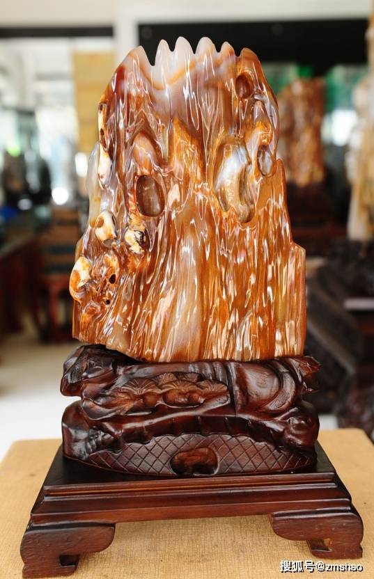 因为树化玉都制作为摆件,还要看摆放的姿态和案几的搭配等.