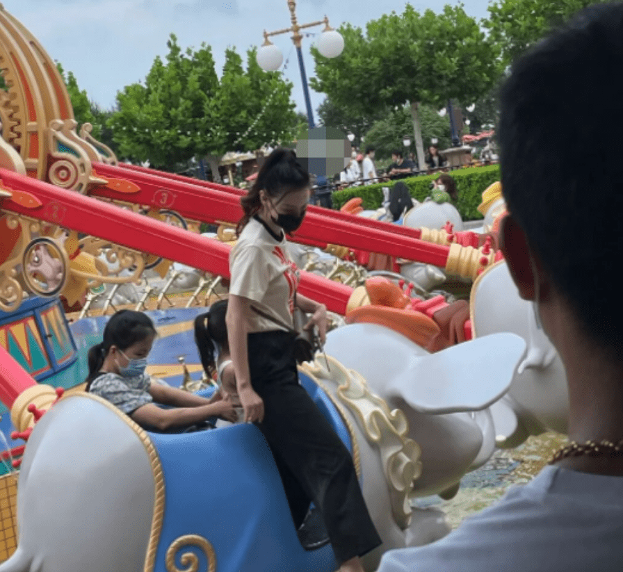 张萌|张萌带3岁女儿畅玩迪士尼，青春活力似少女，女儿两岁就做手术！