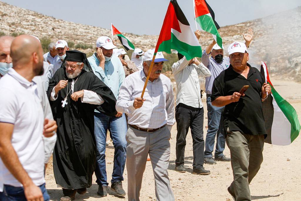 约旦河西岸冲突再起以军向示威者发射催泪弹