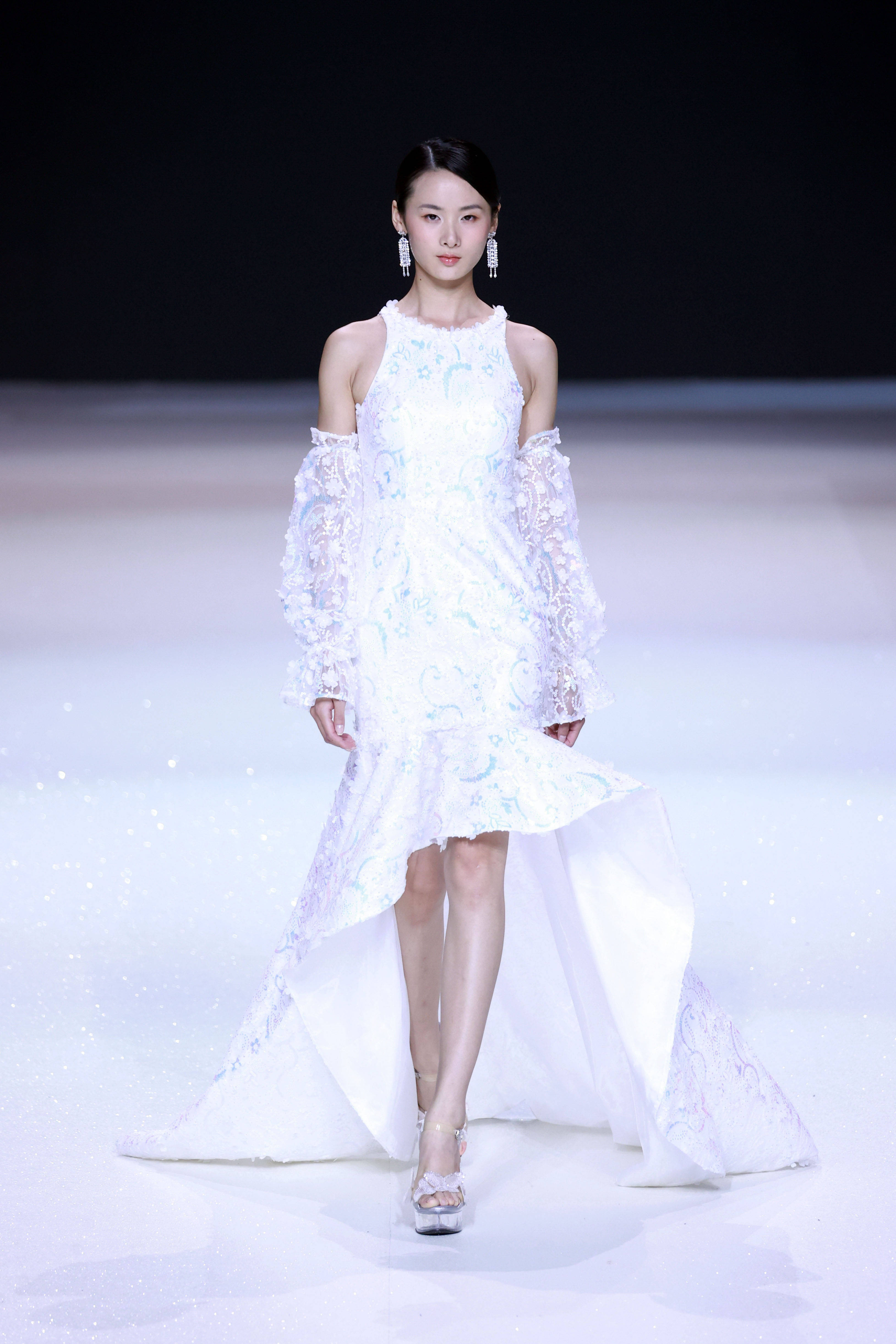 时装|服装设计师蔡彪在京举行“插画幻镜”时装发布