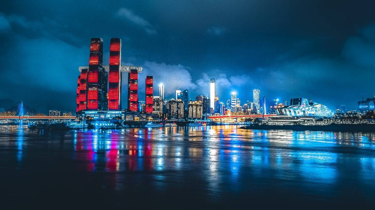 高楼林立山水相依的重庆灯火辉辉小鹏p5同往