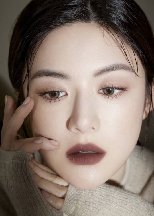 韩国整容模板高允贞写真妆容精致展现秋日氛围