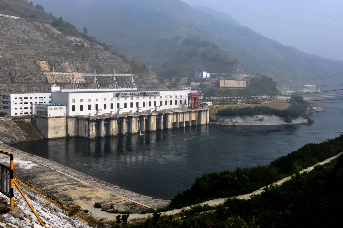 天生桥一级水电站处在珠江流域的南盘江上,位于广西,贵州,云南三省