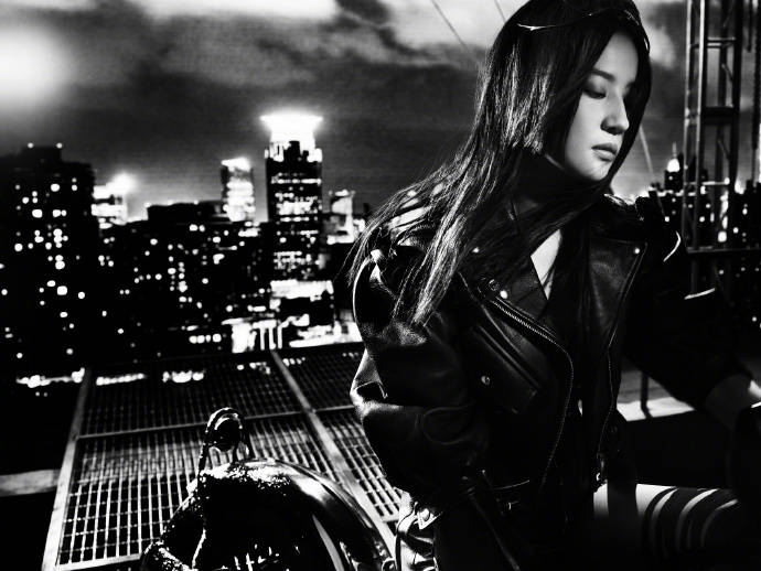 刘亦菲拍皮衣机车质感大片 变身暗夜酷炫摩登女郎