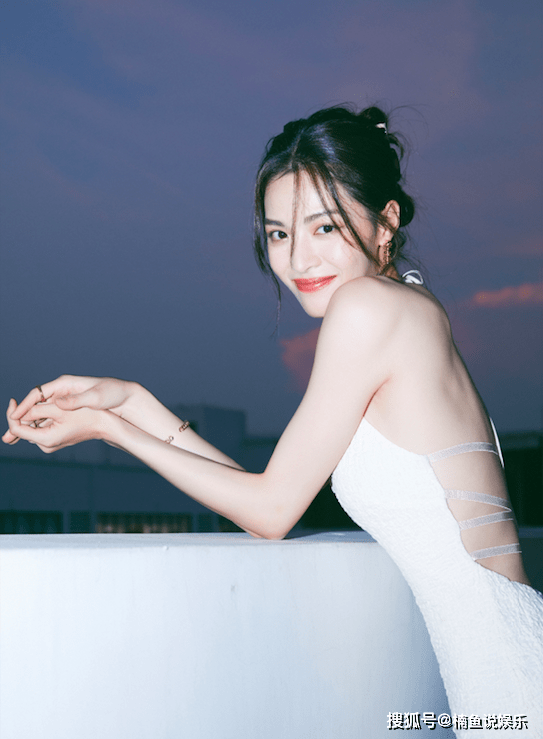 漂亮|又被钟楚曦美到了！置身顶楼拍大片好漂亮，穿吊带裙尽显曼妙身姿