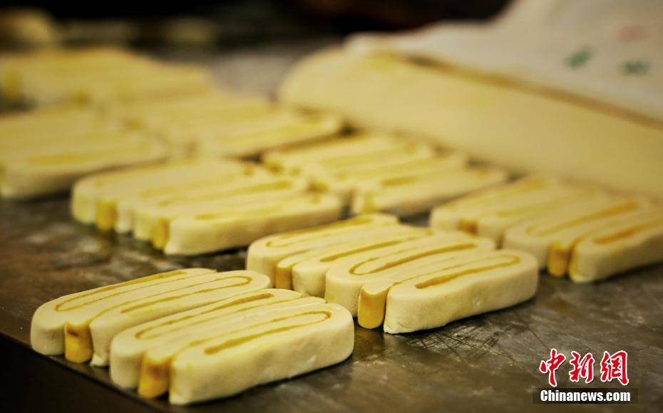 1/ 6 中秋节临近,连日来兰州市榆中县家家户户开始制作传统月饼,依照