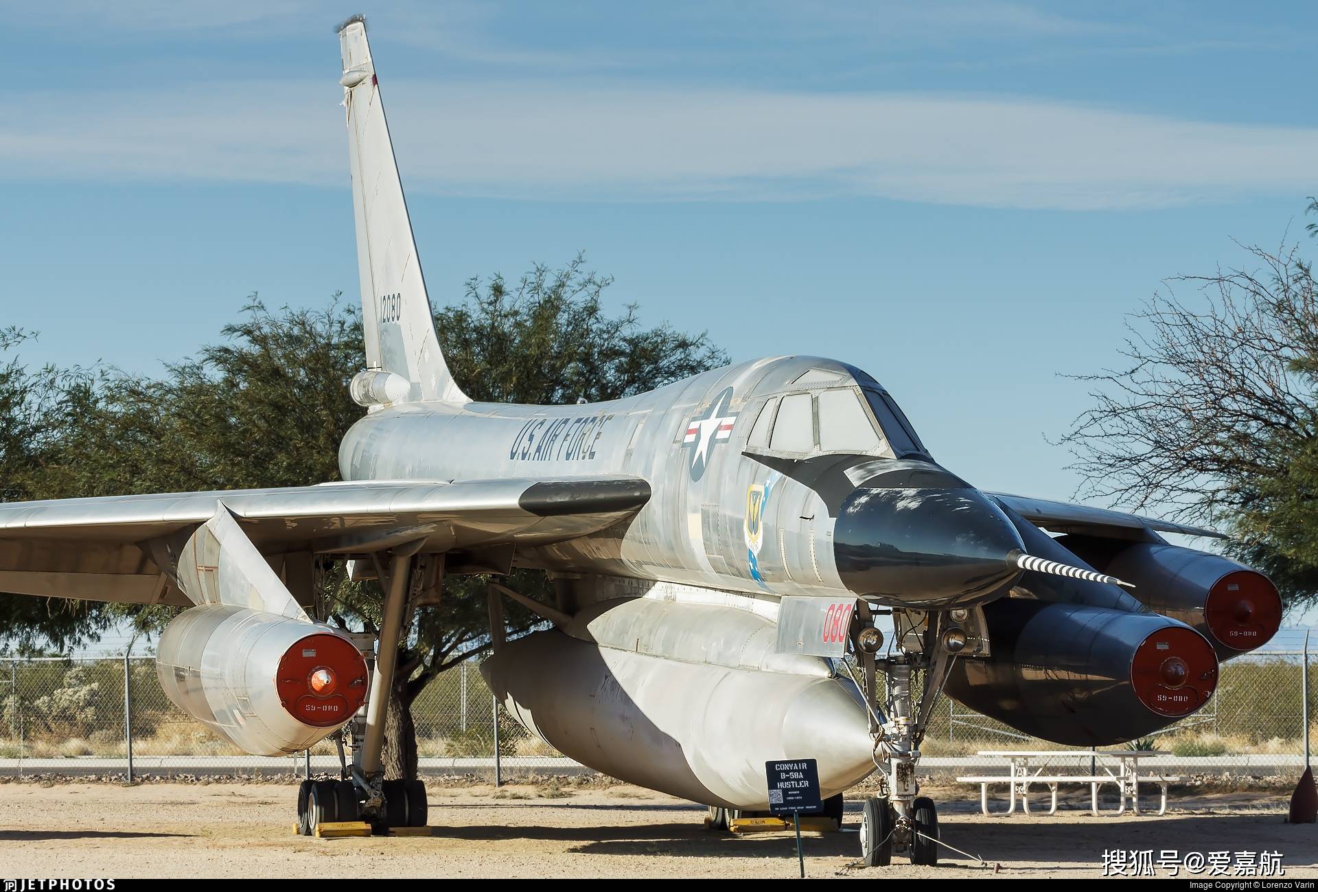 康维尔b-58"盗贼"三角翼超音速战略轰炸机