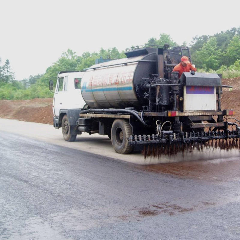 但温度略低时施工,则需要适当延长养生时间,待硅沥青表面凝结后开放