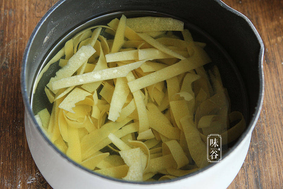 柚子|秋天这果皮扔掉太浪费，做小零食特棒，香甜有嚼劲，嗓子也爽利